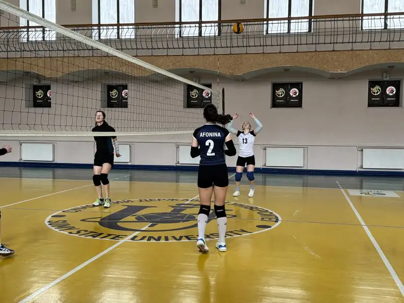 Волейболістки СумДУ готуються до дебюту у Київській лізі: команда об’єднує студенток, школярок і працюючих дівчат