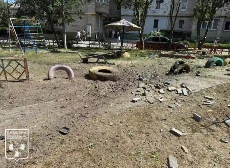 Атаки на Суми: БпЛА та авіабомби поцілили у школу, дитячий майданчик та житлові будинки
