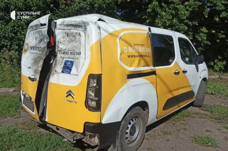 На Сумщині російський дрон атакував автомобіль “Укрпошти”: двоє людей поранені